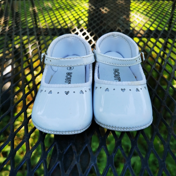 Vintage Zeddy White Faux Patent Leather Baby Shoes with Heart Cut Outs ~ Size 3 - Picture 4 of 16
